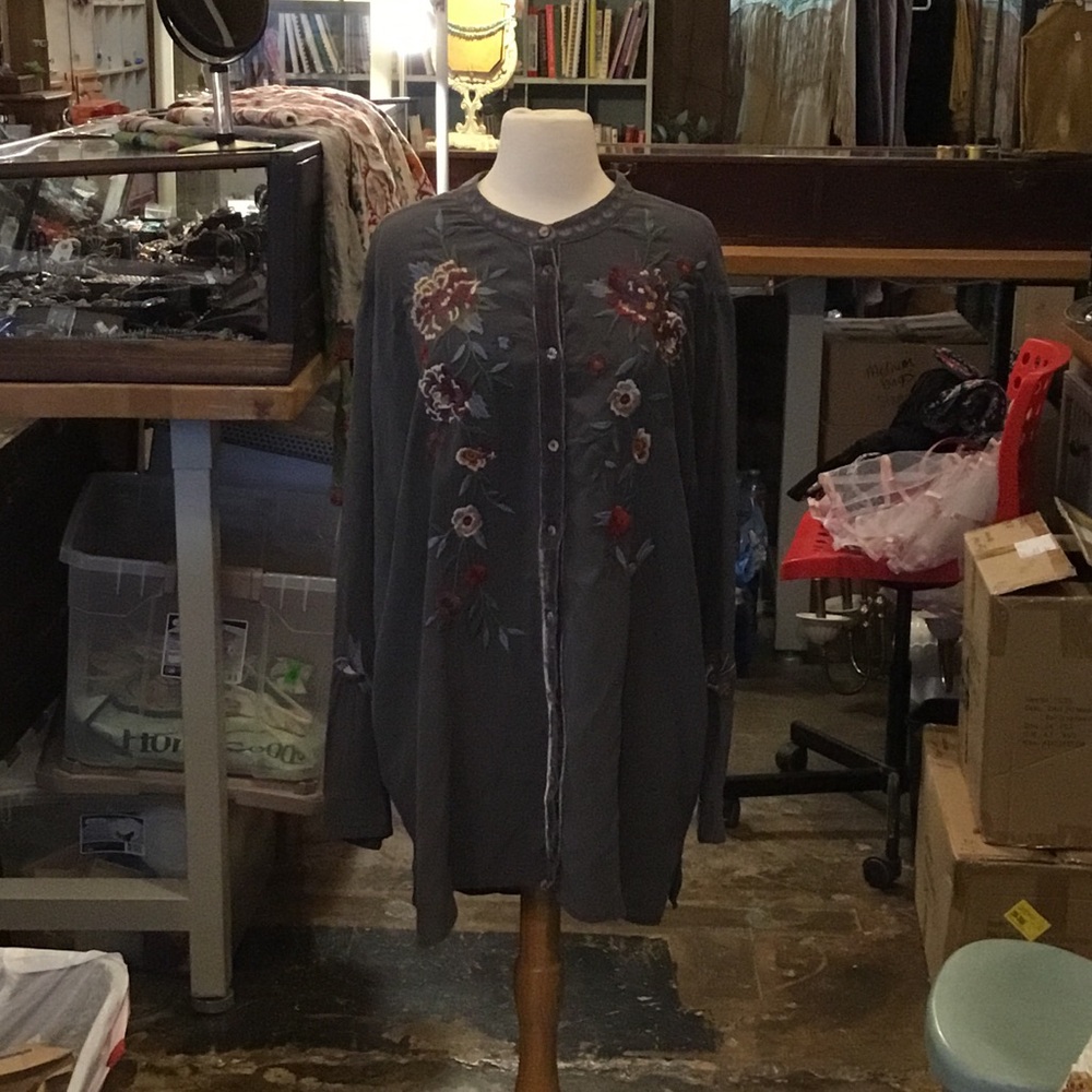 0269 Johnny Was Gray Embroidered Floral Tunic; EUC size L